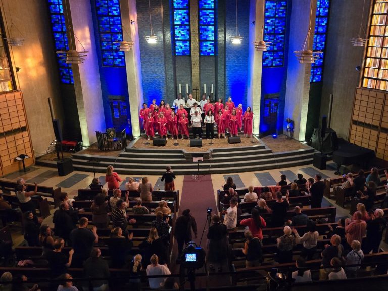 Gruppenfoto 2025 des ONE VOICE GOSPEL CHOIR BERLIN in der Gustav-Adolf-Kirche, Berlin, Foto: Katy Henze Gruppenfoto des ONE VOICE GOSPEL CHOIR BERLIN in der Berliner Gustav-Adolf-Kirche beim ersten eigenen Gospelkonzert