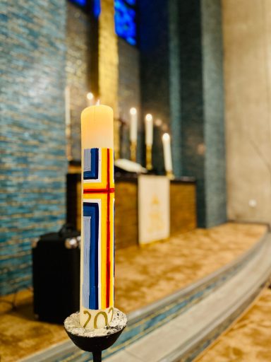 Foto einer brennenden Kerze vor dem Altar der Gustav-Adolf-Kirche in Berlin