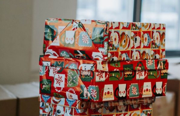 In weihnachtlichem Geschenkpapier verpackte Geschenkkartons für Kinder.